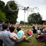 Le spectacle 78 Tours, de la cie La Meute,, dans le parc du CREPS lors de Solstice 2019
