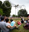 Le spectacle 78 Tours, de la cie La Meute,, dans le parc du CREPS lors de Solstice 2019