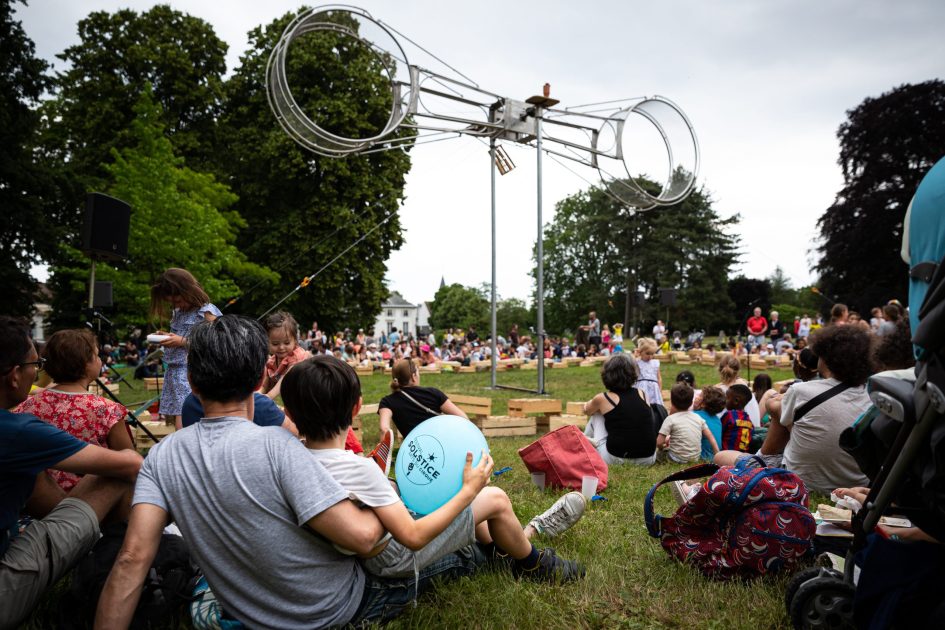 Le spectacle 78 Tours, de la cie La Meute,, dans le parc du CREPS lors de Solstice 2019
