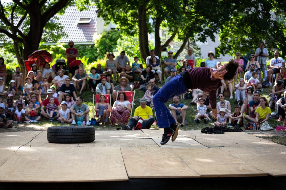 Le spectacle INSTABLE, de la cie Les Hommes Penchés,, dans le parc Marc Sangnier à Antony lors de Solstice 2019