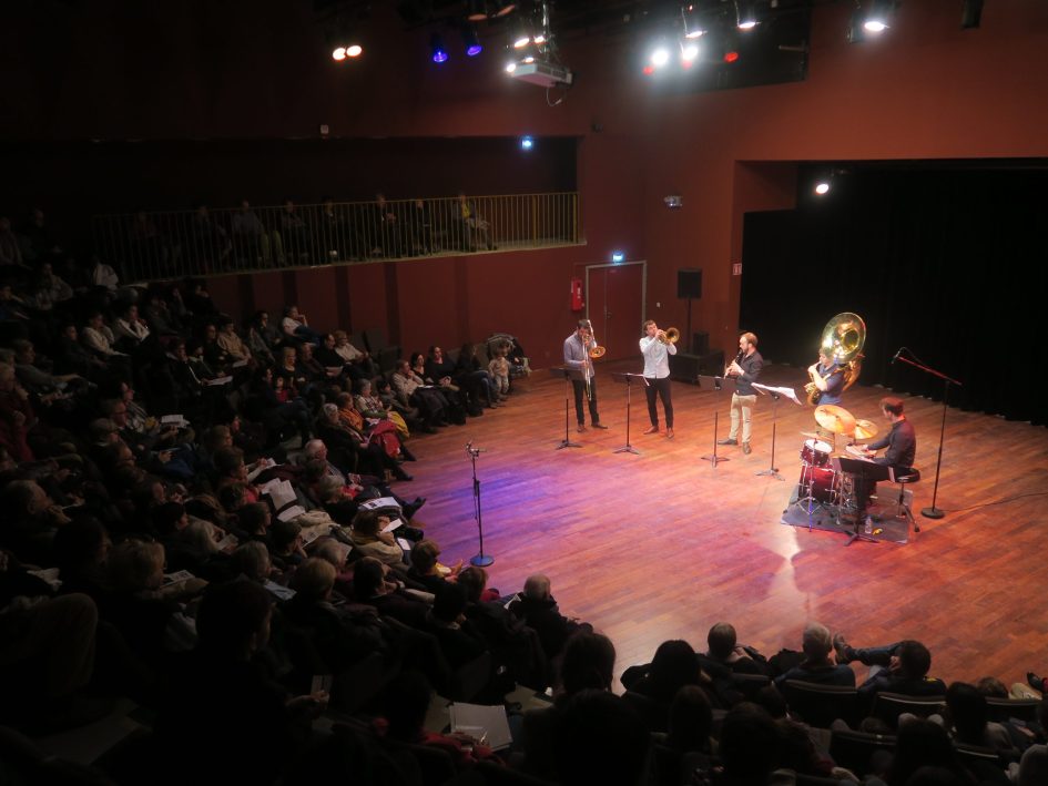 Concert du groupe Vibracija dans l'auditorium du Théâtre La Piscine, décembre 2019