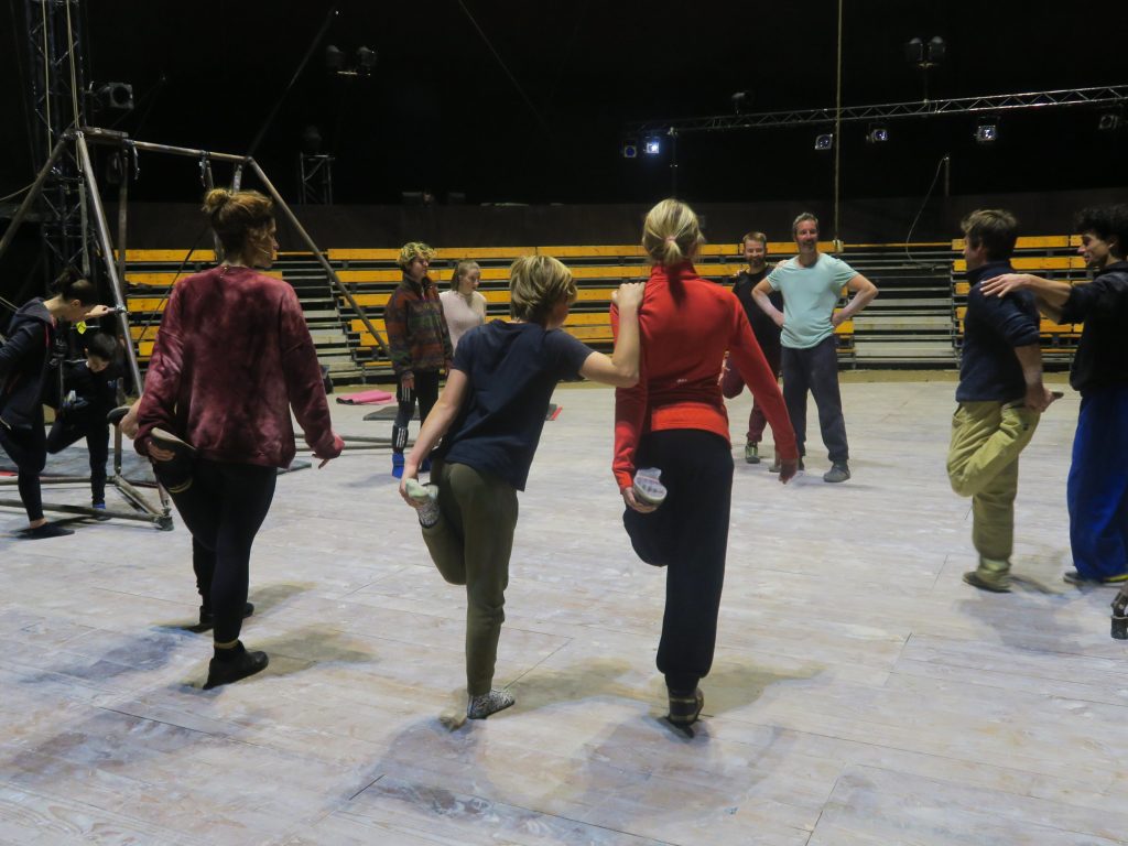 Échauffement avant un atelier à l'Espace Cirque d'Antony avec le CirkVOST
