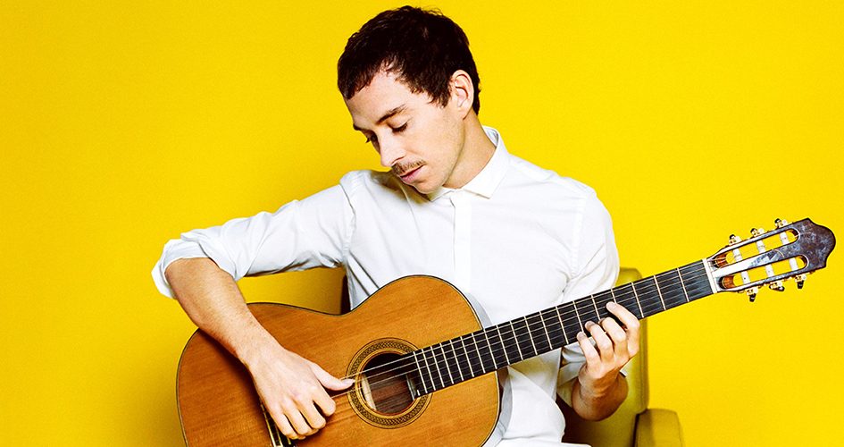 Portrait du guitariste Thibault Cauvin avec sa guitare