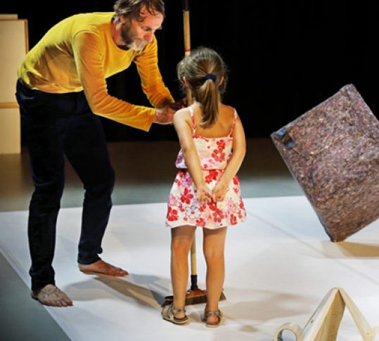 Une élève participe au spectacle