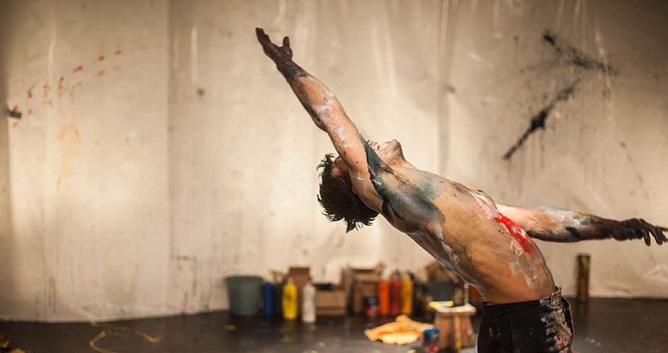 Photo du spectacle PLOCK! avec un acrobate jetant de la peinture