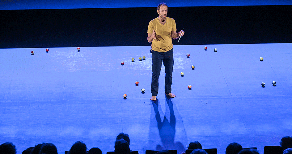 Le co-directeur Marc Jeancourt sur scène