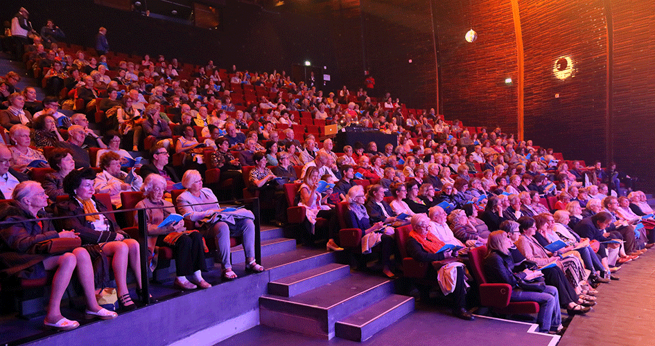 Du public dans la salle de spectacle du Théâtre La Piscine