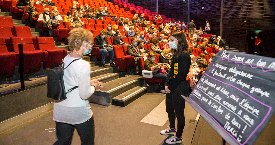 Entrée du public masqué dans la salle de spectacle du Théâtre La Piscine
