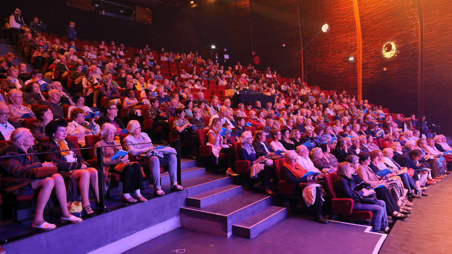 Du public dans la salle de spectacle du Théâtre La Piscine