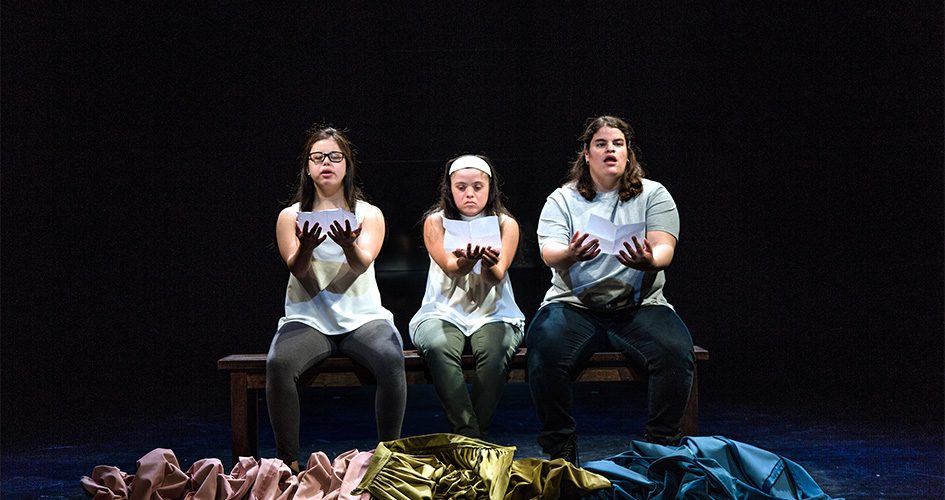 Photo de 3 artistes assis