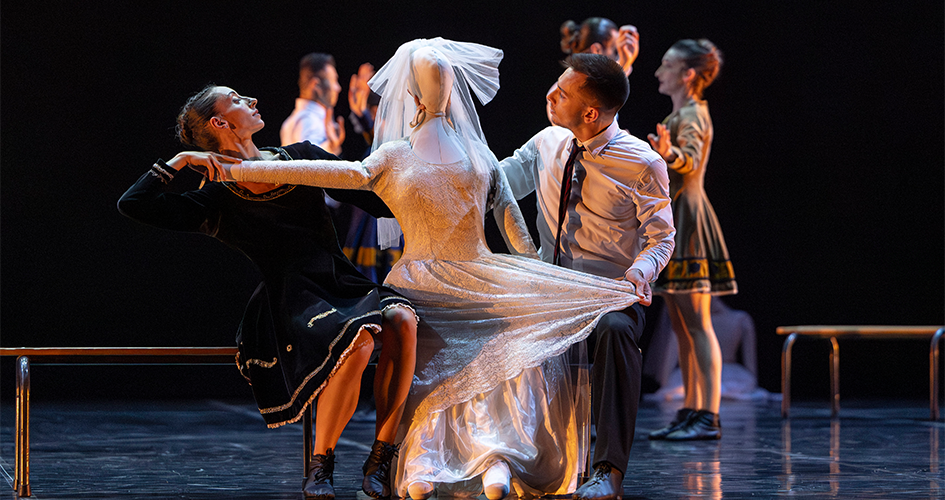 Photo des artistes sur scène portant un mannequin habillé en mariée