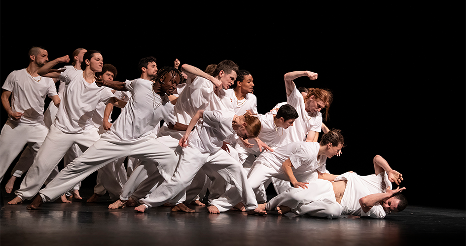 Photo des danseurs en costumes blanc