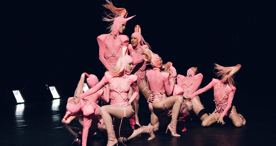 Photo des danseurs en costumes roses