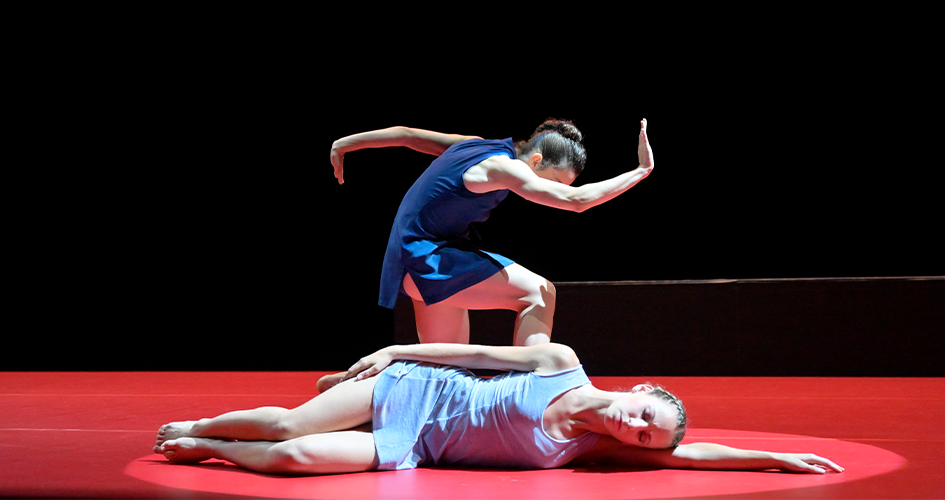 Photo de deux artistes dansant sur scène