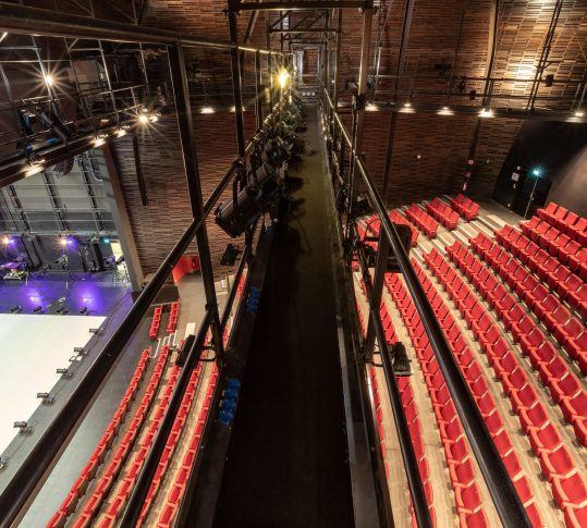 Photo de la grande salle du Théâtre La Piscine vue de haut