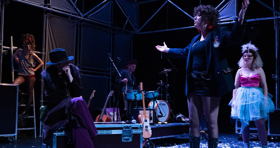 Photo des comédiennes sur scène