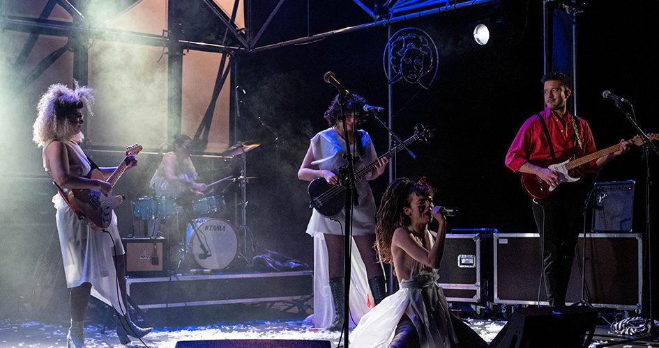 Photo des comédiennes sur scène