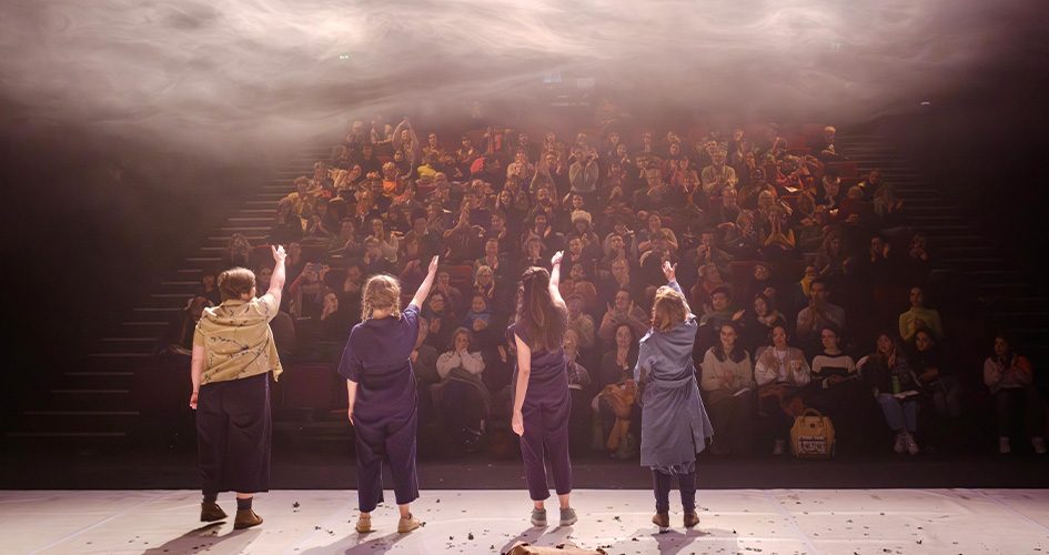 Photo des comédiens sur scène face au public