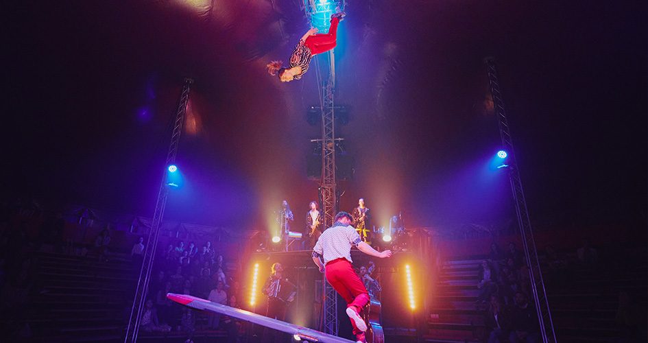 Photo des artistes performants sur scène