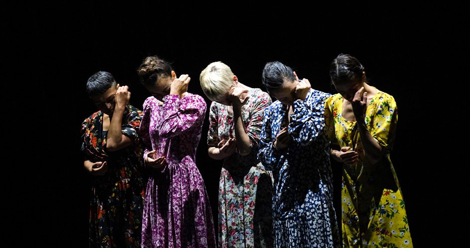 Photo des 5 comédiennes sur scène