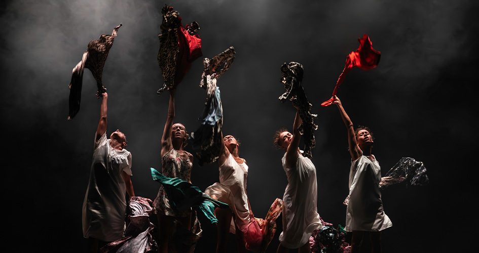 Photo des 5 comédiennes sur scène