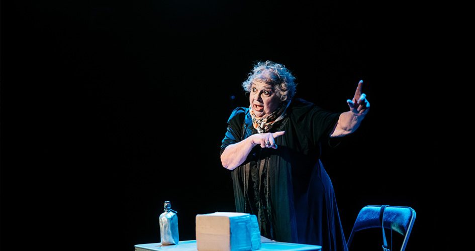 Photo de la comédienne sur scène