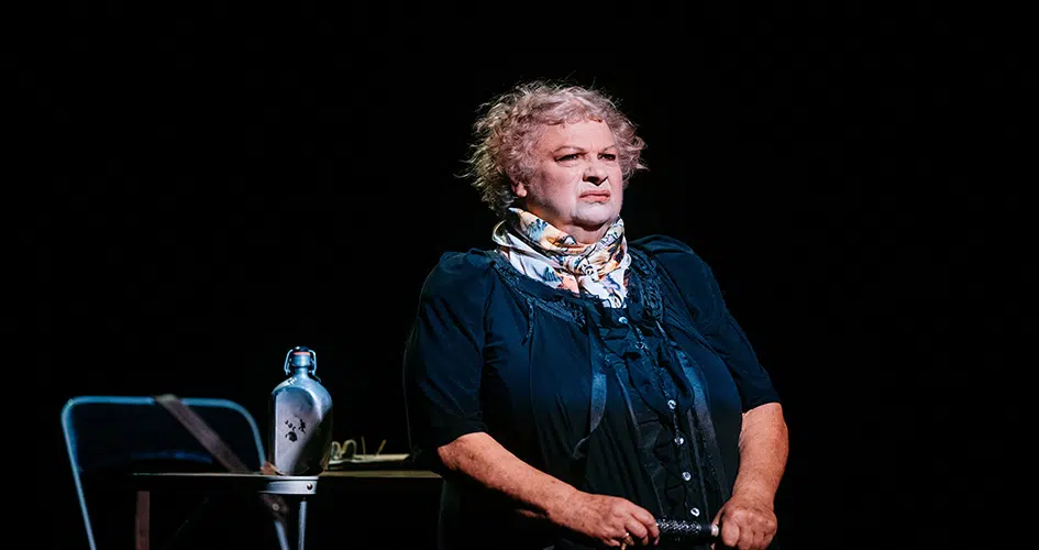 Photo de la comédienne sur scène