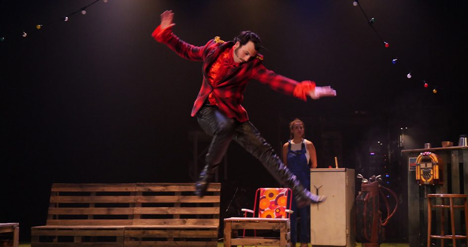 Photo d'un des comédiens sur scène