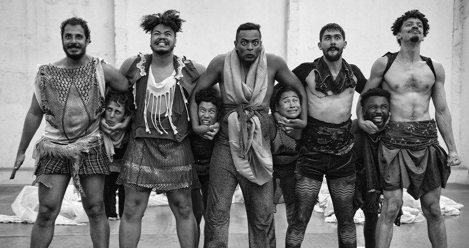Photo des danseurs en noir et blanc