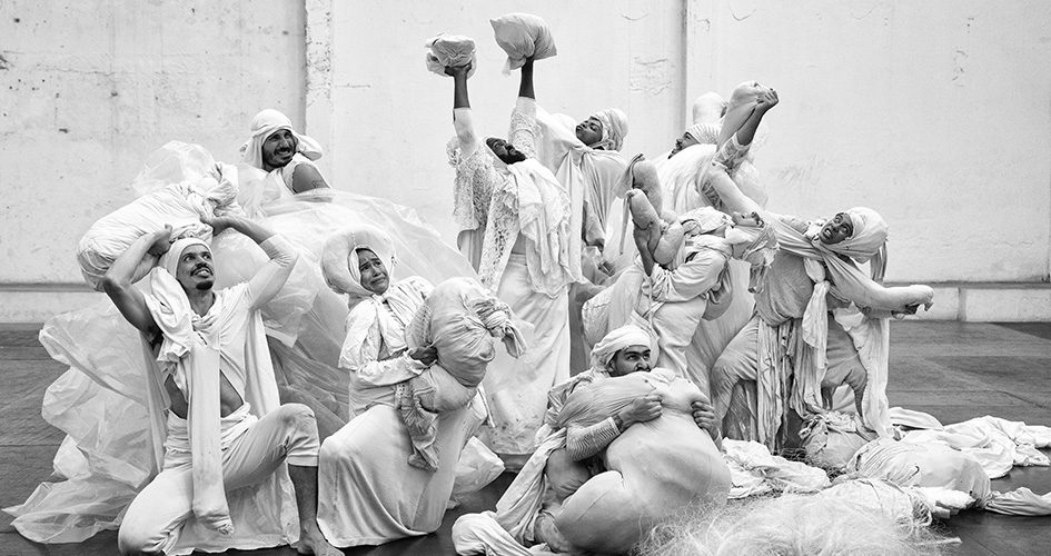 Photo des danseurs en noir et blanc