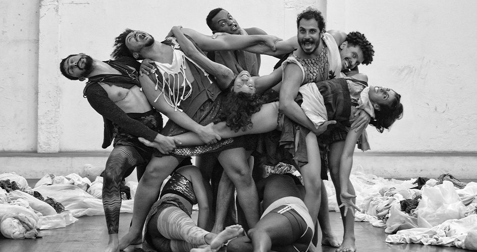 Photo des danseurs en noir et blanc