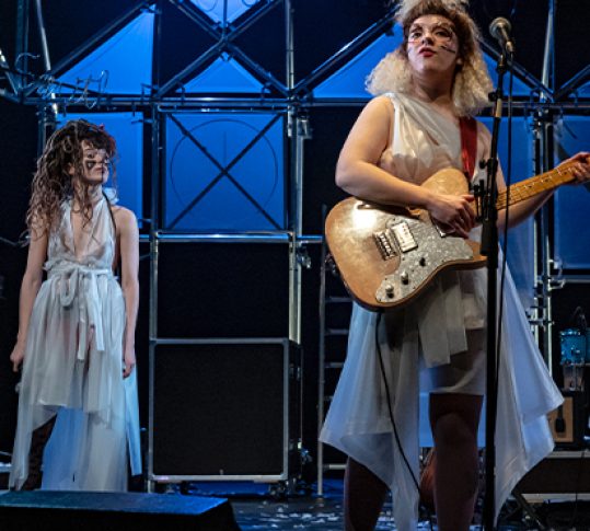 Photo des comédiennes sur scène