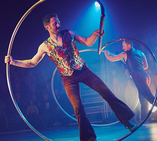 Photo d'un des artistes performant sur scène