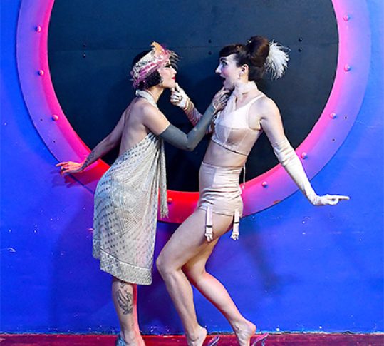 Photo de deux comédiennes sur scène