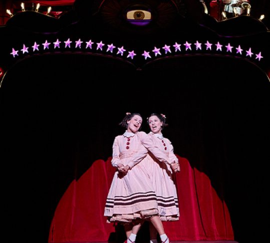 Photo du spectacle représentant les deux soeurs