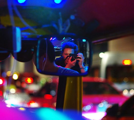 Photo de Raphaël dans une voiture