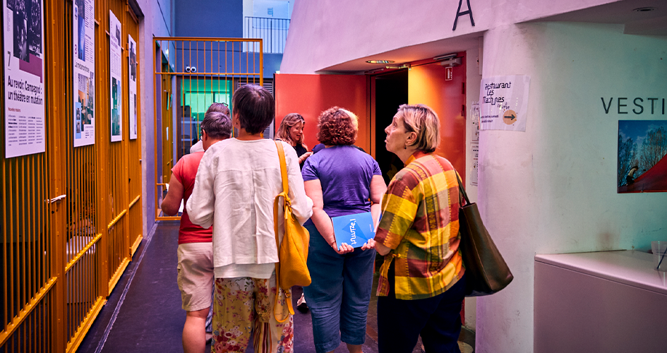 Photo de spectateurs visitant le théâtre